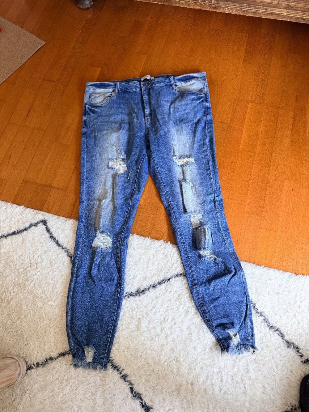 NWOT Pair of Distressed Chic Soul Skinny Jeans Sz 3X